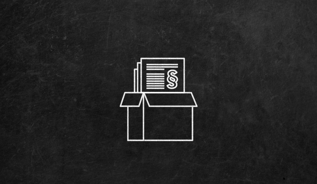 Schwarze Tafel mit einer Kreidezeichnung eines Pakets mit juristischen Papieren drin.