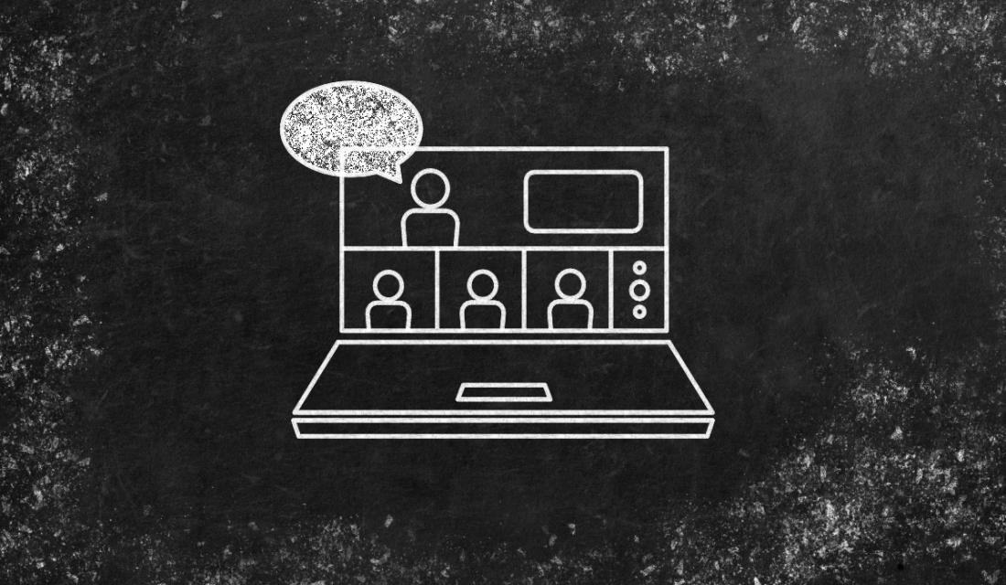 Schwarze Tafel mit einer Kreidezeichnung eines Laptopsauf dem eine Videokonferenz stattfindet