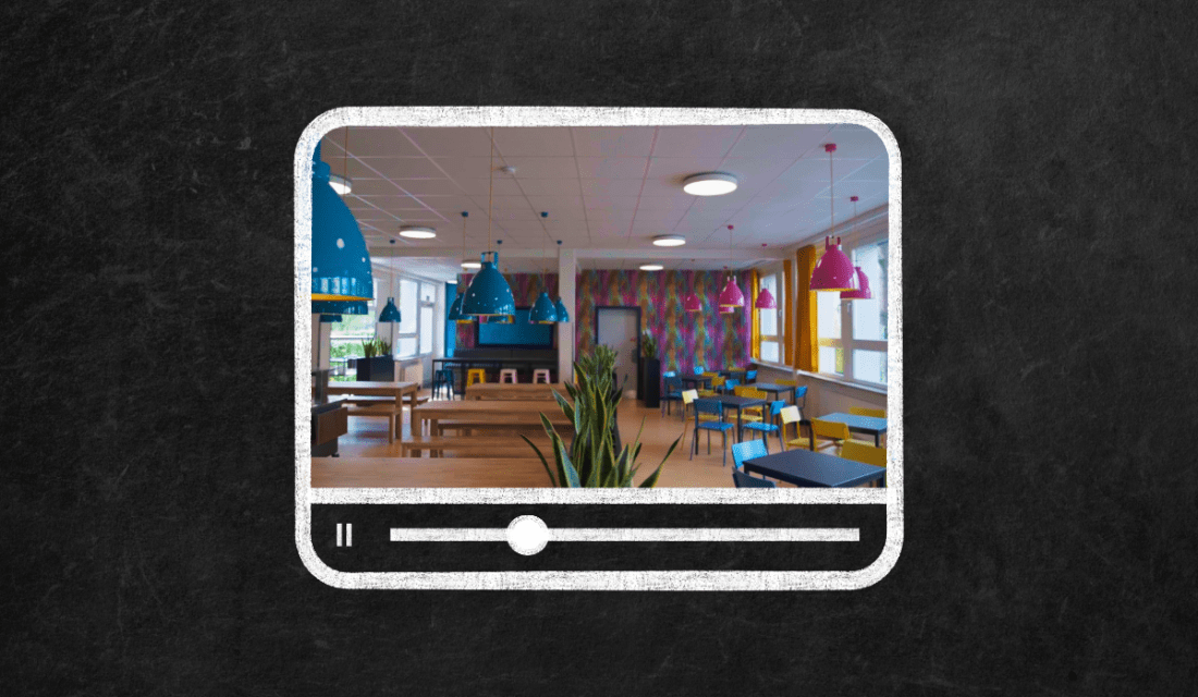 Schwarze Tafel auf der mit weißer Kreide ein Videoplayer gemalt ist. In dem Videoplayer ist ein Foto von einem neu renovierten Speiseraum