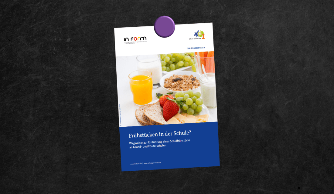 Schwarze Tafel mit einem lilafarbenen Magnet an dem Titelblatt der DGE-Broschüre