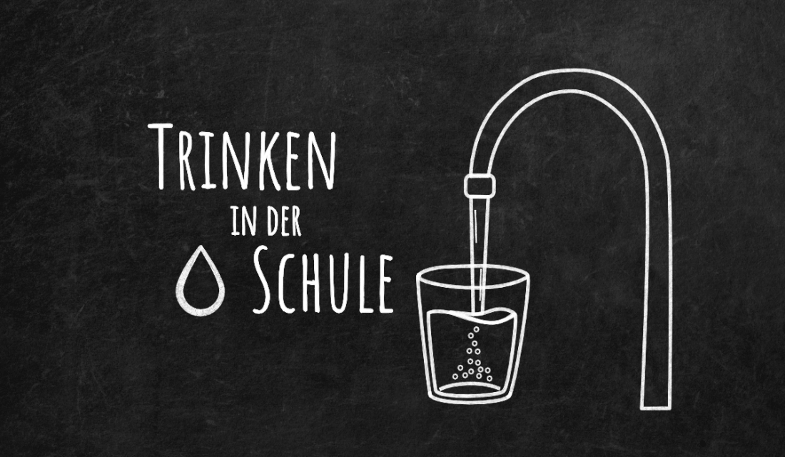 Schwarze Tafel mit weißer Kreidezeichnung eines Wasserhahns und Glas. Kreideschrift mit Trinken in der Schule