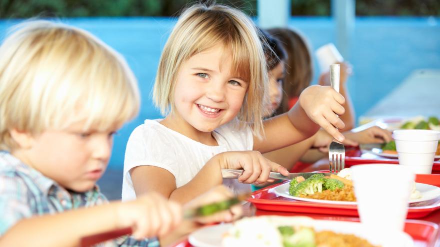 Kinder beim Essen in der Schulmensa.