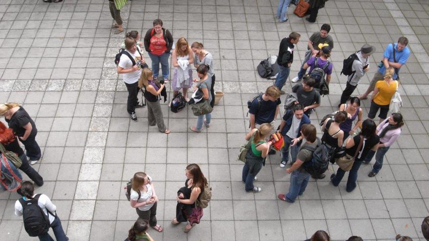 Eine Gruppe von Jugendlichen im Gespräch.