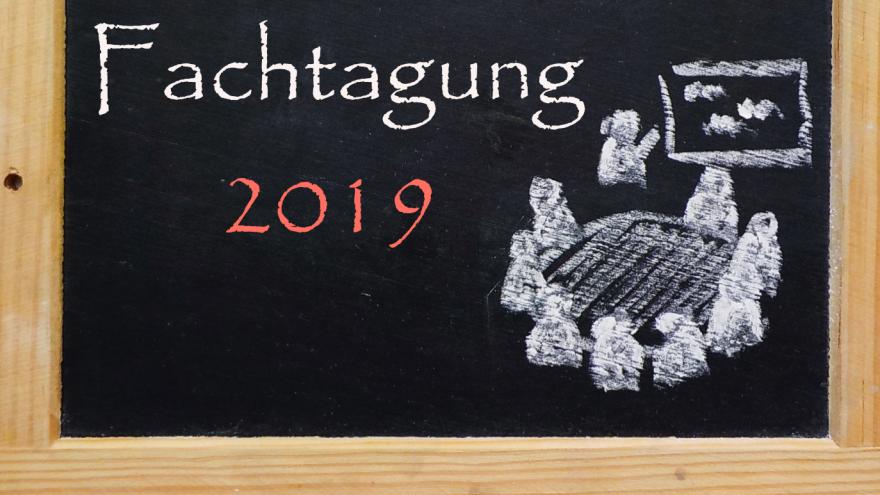 Tafel mit Schriftzug Fachtagung 2019