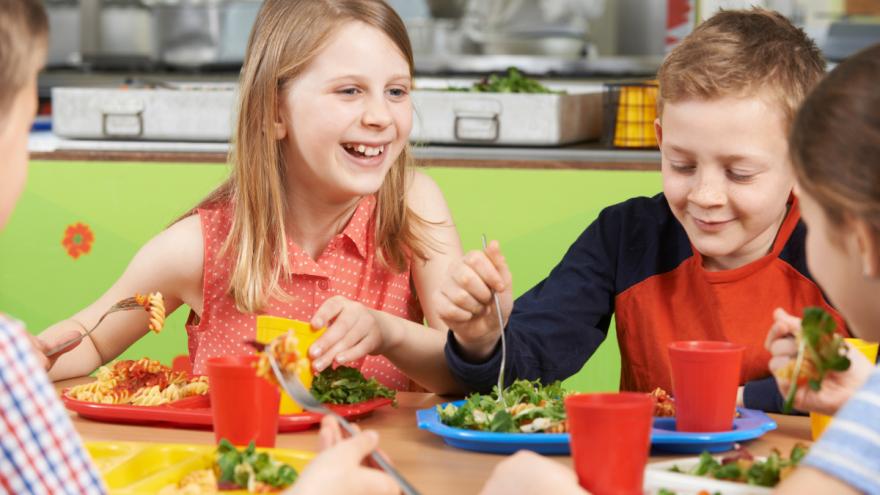 Schulkinder in der Mensa beim Mittagessen