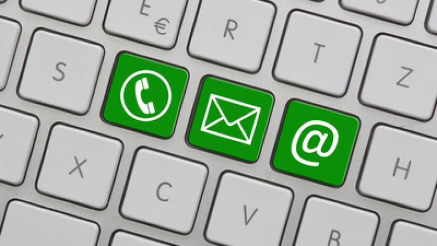 Tastatur mit grünen Telefon-, Brief- und E-Mailtasten.