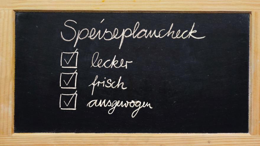 Schultafel mit den Kriterien für ein gutes Schulessen