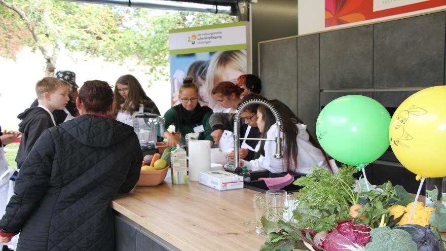 Schüler beim Kochen in der Gartenküche auf der BUGA in Erfurt