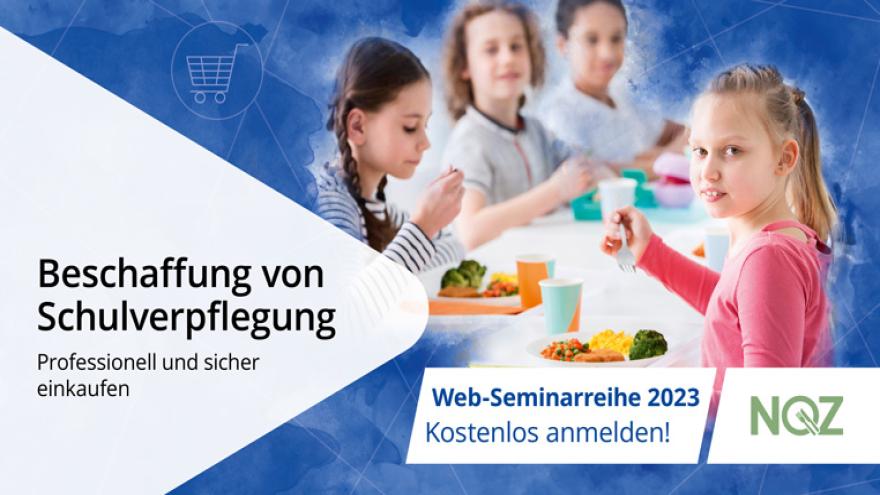 Schriftzug und Kinder am Esstisch