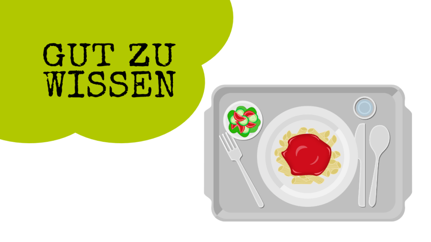 Tablett Besteck, Teller mit Nudeln und Tomatensoße sowie einem kleinen Beilagensalat und einem Glas wasser