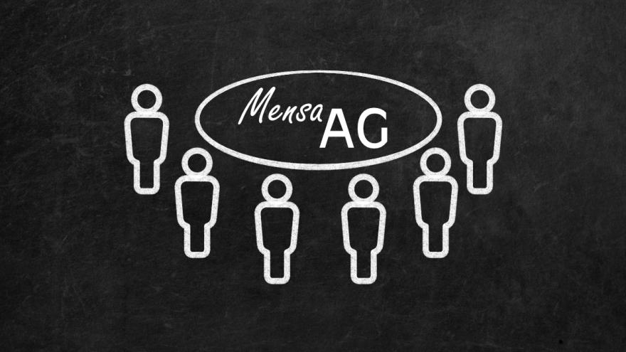 Schwarze Tafel mit Schriftzug Mensa-AG und sechs Kreidemenschen