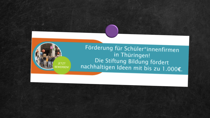 Aufruf für Schüler:innen zur Teilnahme am Wettbewerb youstartN auf schwarzer Tafel