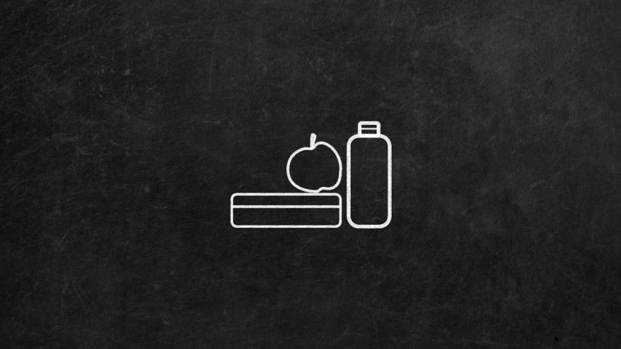 Schwarze Tafel mit einem Kreidebild einer Trinkflasche, Apfel und Brotdose