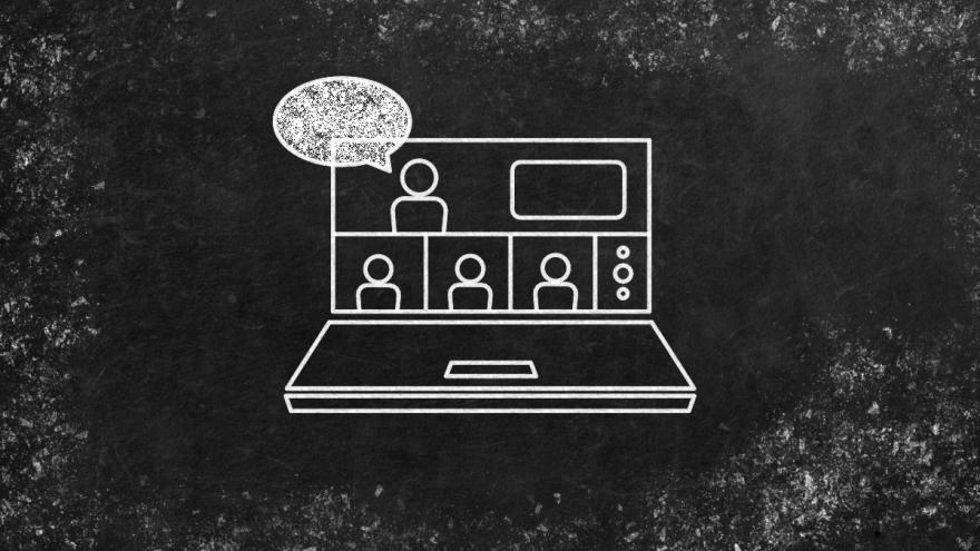 Schwarze Tafel mit einer Kreidezeichnung eines Laptopsauf dem eine Videokonferenz stattfindet