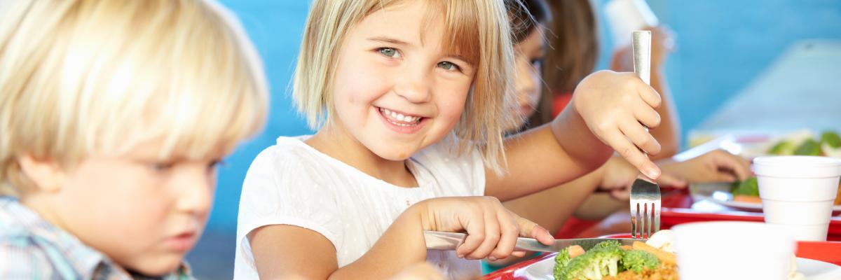 Kinder beim Essen in der Schulmensa.