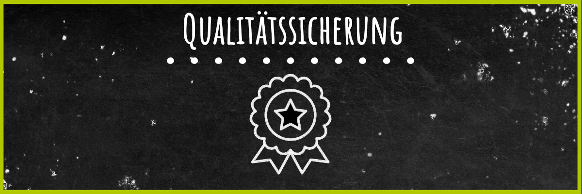 Tafel mit Schriftzug Qualitätssicherung und Kreidebild eines Abzeichens