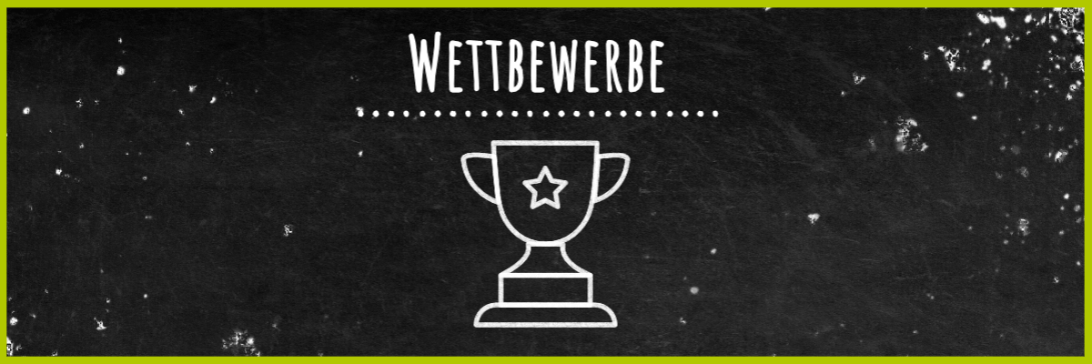 Tafel mit Schriftzug Wettbewerbe und Kreidebild eines Pokals