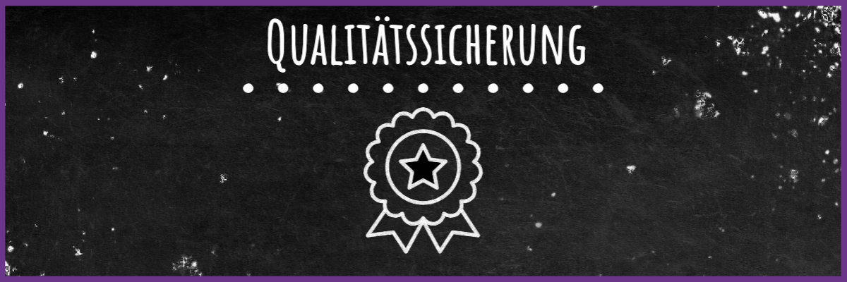 Tafel mit Schriftzug Qualitätssicherung und Kreidebild eines Abzeichens