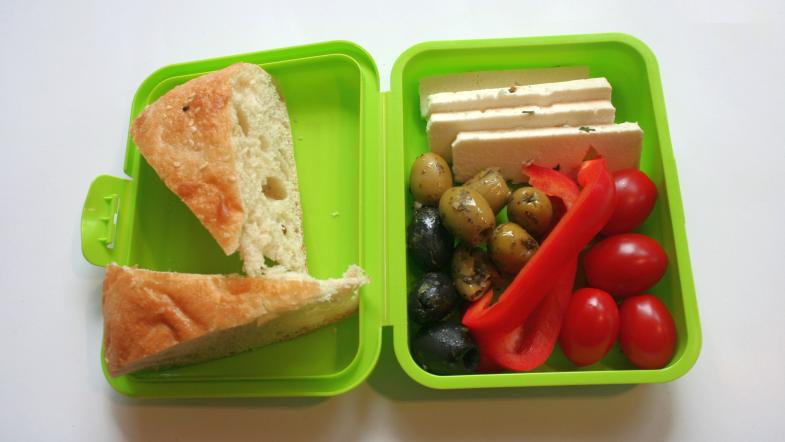 Frühstücksbox mit Oliven und Schafskäse