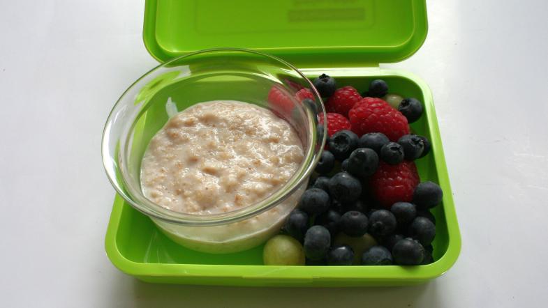 Frühstücksbox mit Porridge