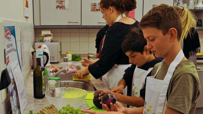 Schüler der Schiller-Schule Erfurt in der Lehrküche beim Zubereiten der Speisen