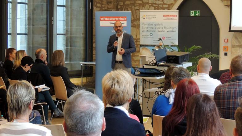 Moderator Christian Stadali führte durch die 9. Fachtagung der Vernetzungsstelle Schulverpflegung Thüringen