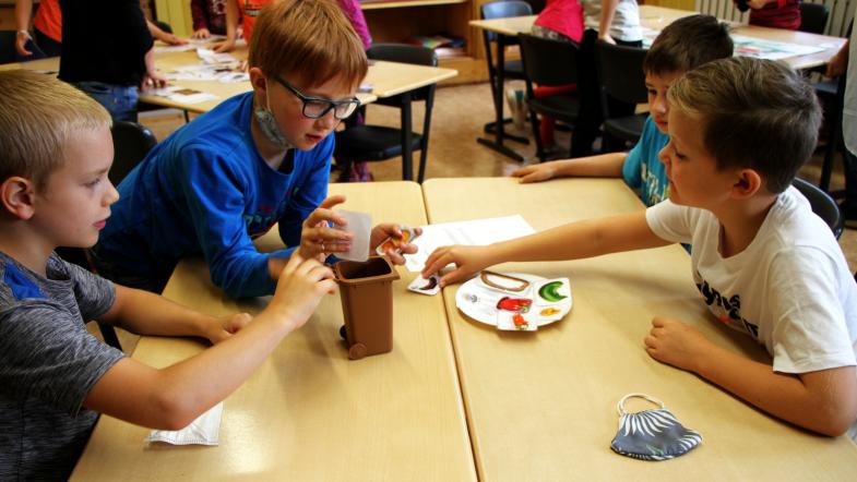 Schüler bei einer Aktion zum Thema Lebensmittelverschwendung in Zella-Mehlis