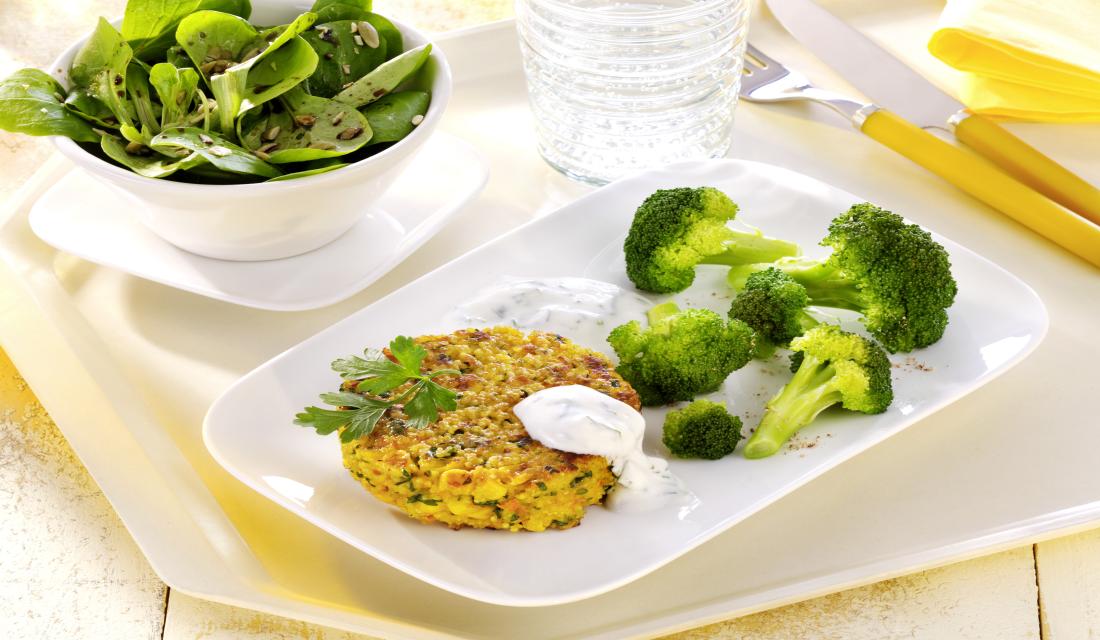 Gericht mit Broccoli, Bratling, Dip und Salat