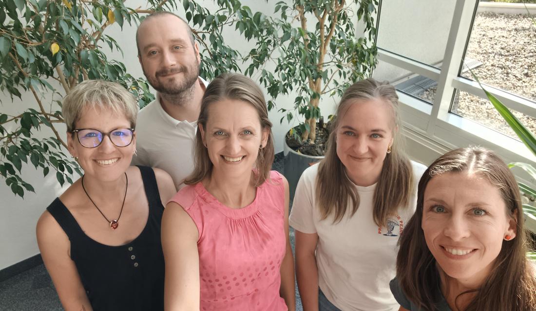 Foto von fünf Mitarbeiterinnen der Vernetzungsstelle