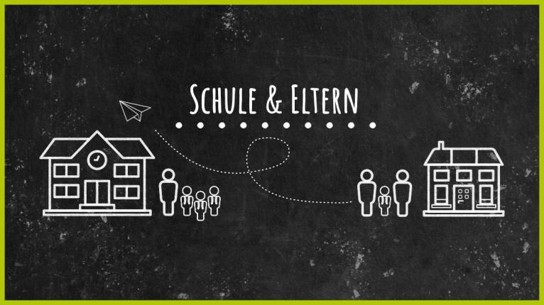 Schwarze Tafel mit Schriftzug Schule und Eltern sowie Kreidezeichnung einer Schule und eines Wohnhauses mit Personen 