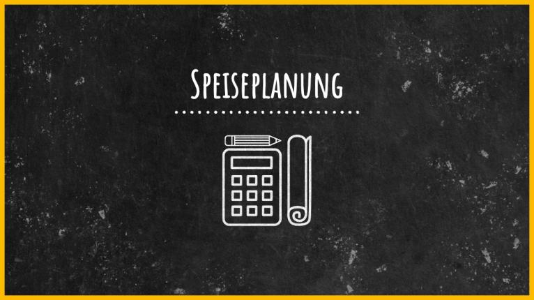 Schwarze Tafel mit Schriftzug Speiseplanung und Kreidebild einer Schriftrolle, eines Bleistift und eines Taschenrechners