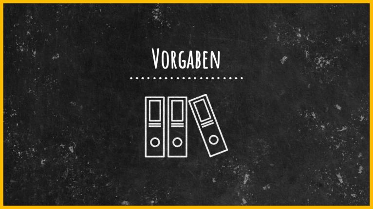 Schwarze Tafel mit Schriftzug Vorgaben und Kreidebild dreier Aktenordner