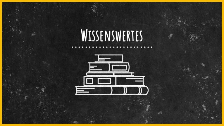 Schwarze Tafel mit Schriftzug Wissenswertes und Kreidebild eines Bücherstapels